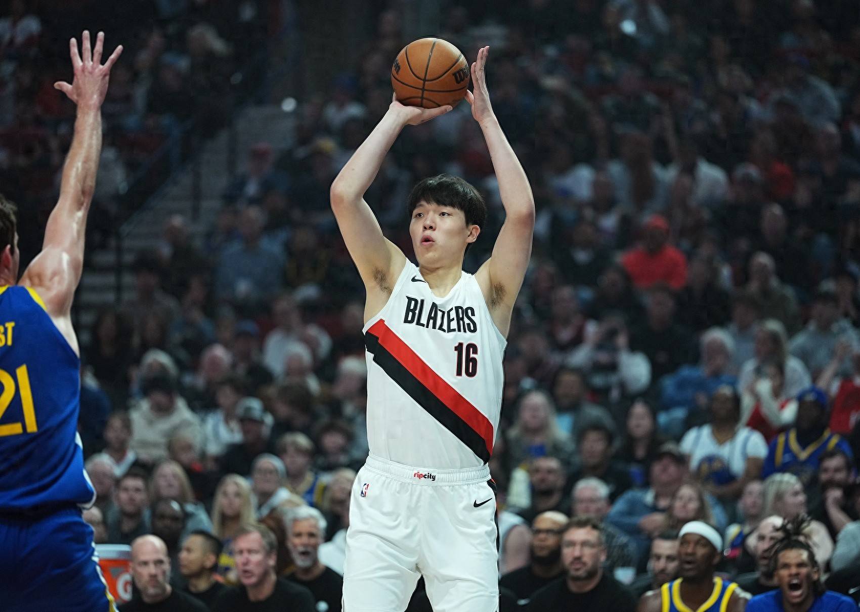 爱游戏中国官方网站-尼斯训练开放日，转会期手感冰凉引欢呼，CBA季后赛在即，控场能力受关注