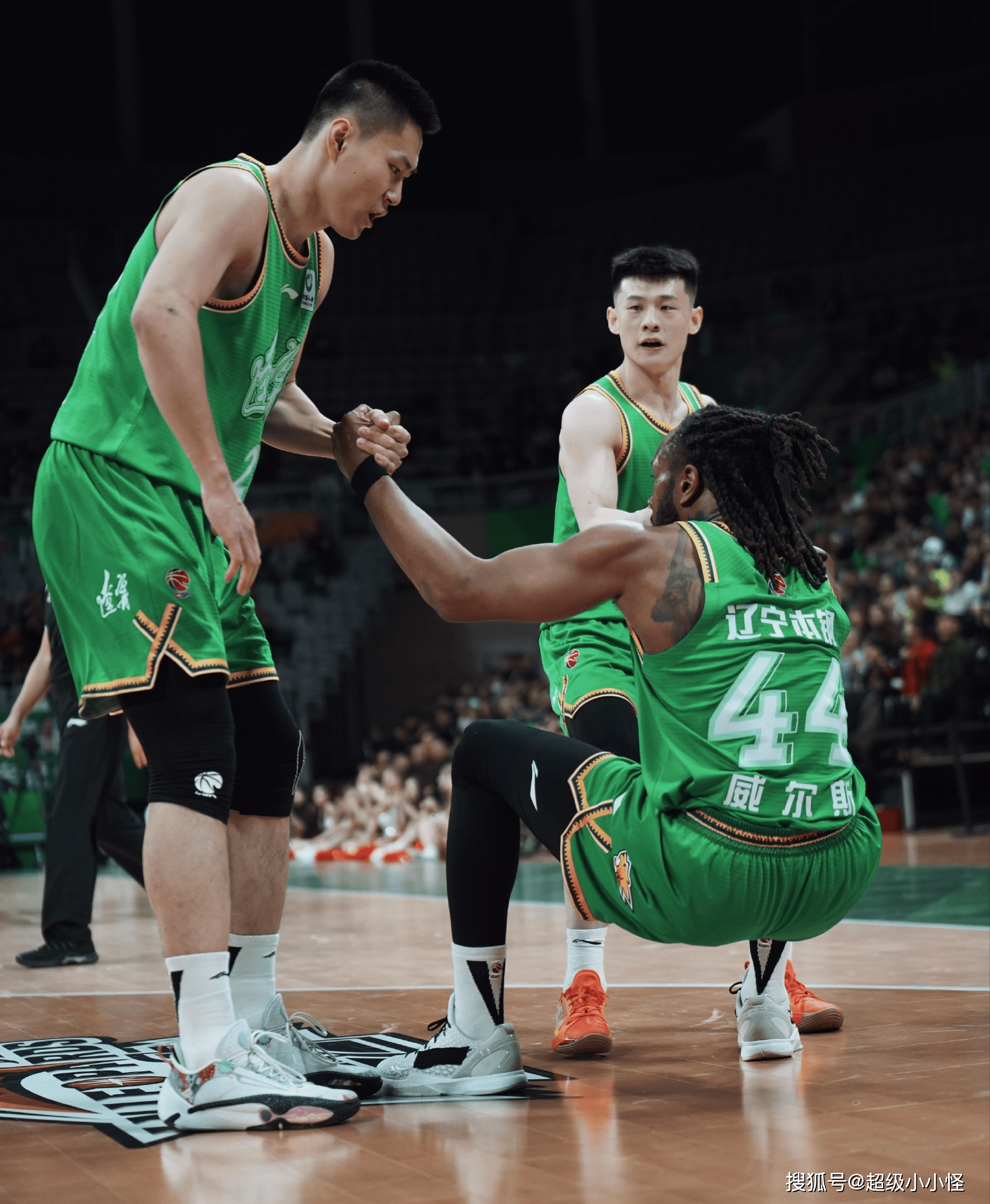 广东宏远更衣室发声备战亚冠马赛围绕足总杯主帅复盘，里尔集结日回应争议看傻球迷