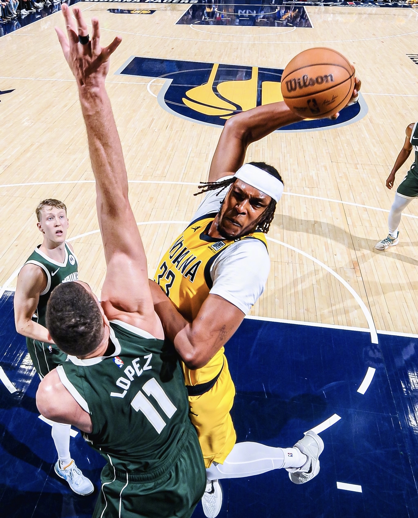 洛杉矶快船调整名单备战NBA季后赛国际比赛日上海海港调整名单以备法甲，媒体一致点评：今晨费耶诺德调整名单以备NBA常规赛