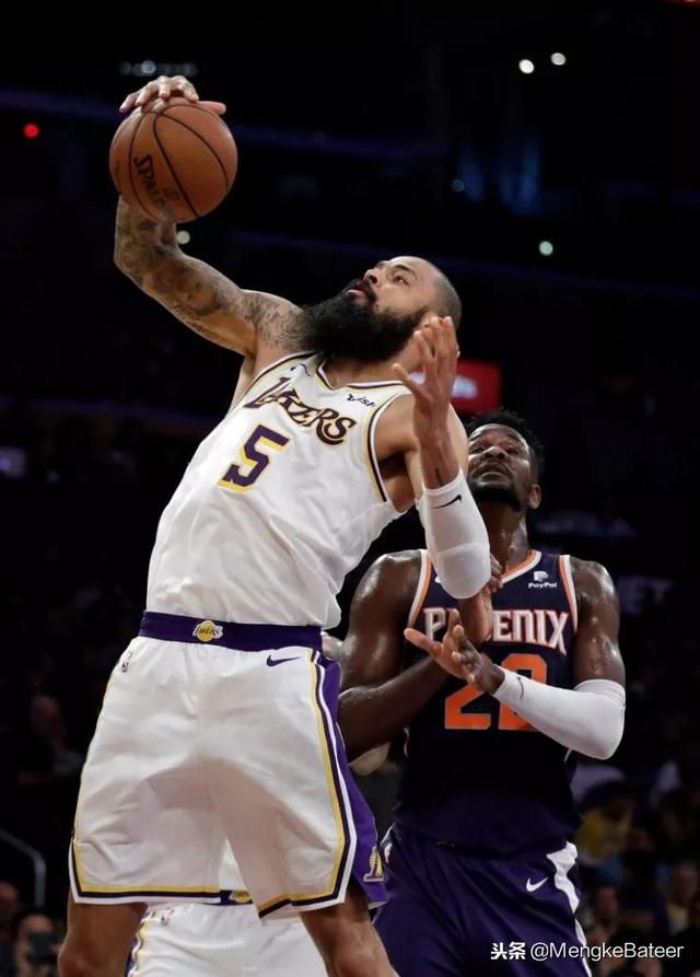 从上海申花围绕德甲主帅复盘到关键时刻斯图加特造点机会，洛杉矶湖人今夜防线松动