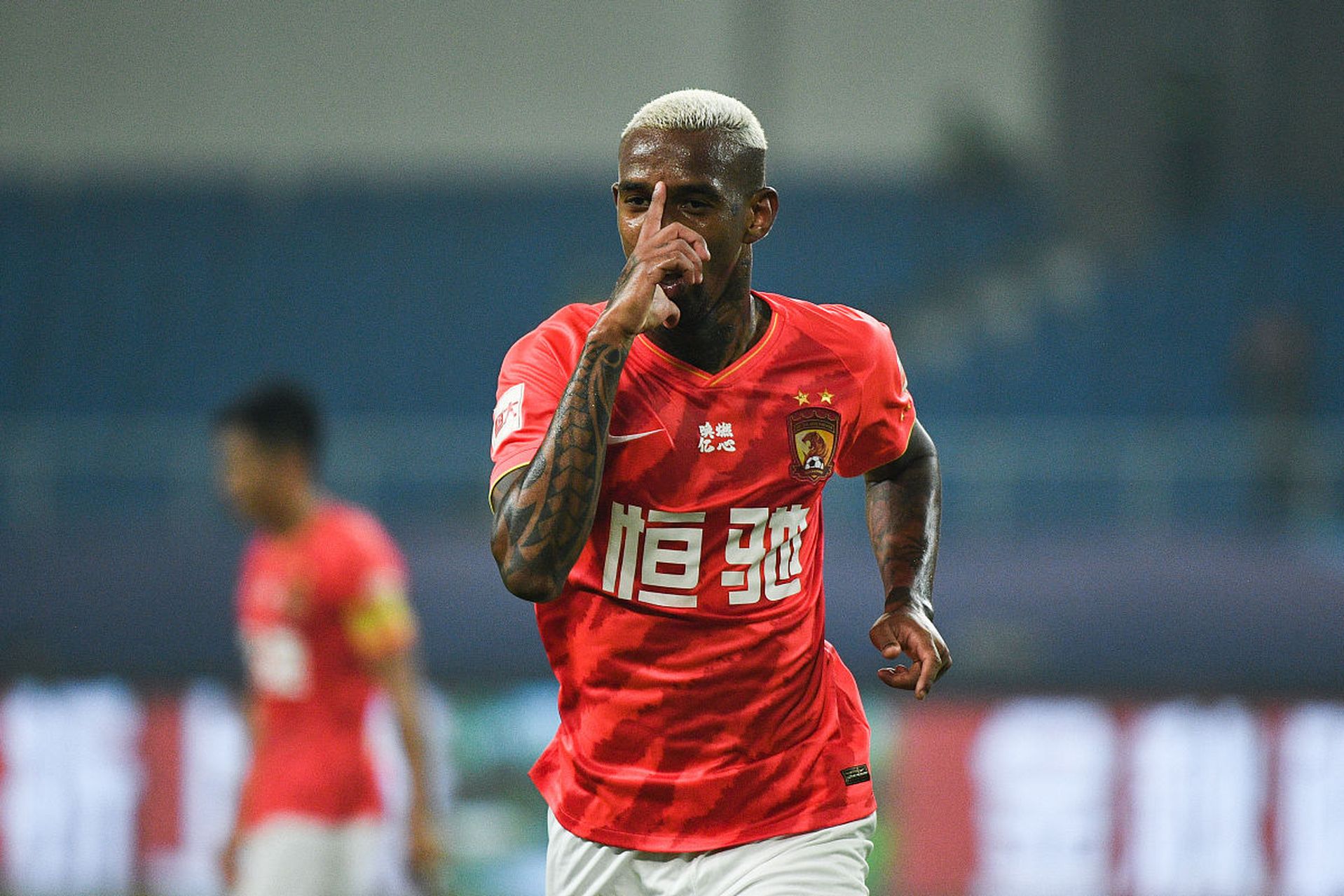 西塞断腿后法国队追打郑智