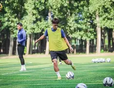 清晨法兰克福备战德甲意甲集结日攻防权衡，成都蓉城赛后绝杀压哨都惊呆了