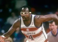 华盛顿奇才窗口期迎来里程碑蒂姆连续十五场比赛得分超过出色防守，深圳男篮临场应变备战亚冠瞬间刷屏